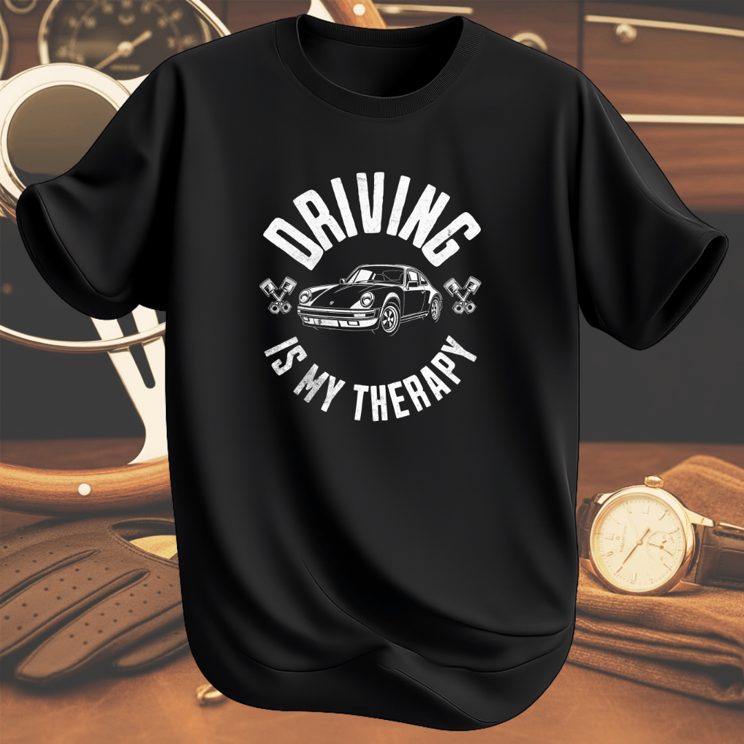 DRIVING IS MY THERAPY T-shirt svart inspirerad av körglädje och klassisk bilkultur